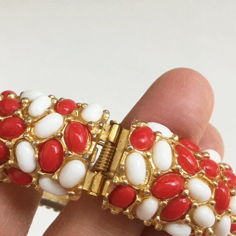 Kenneth Jay Lane KJL Red & White Plastic Cabochon Gold Tone Hinged Bracelet - Picture 14 of 15